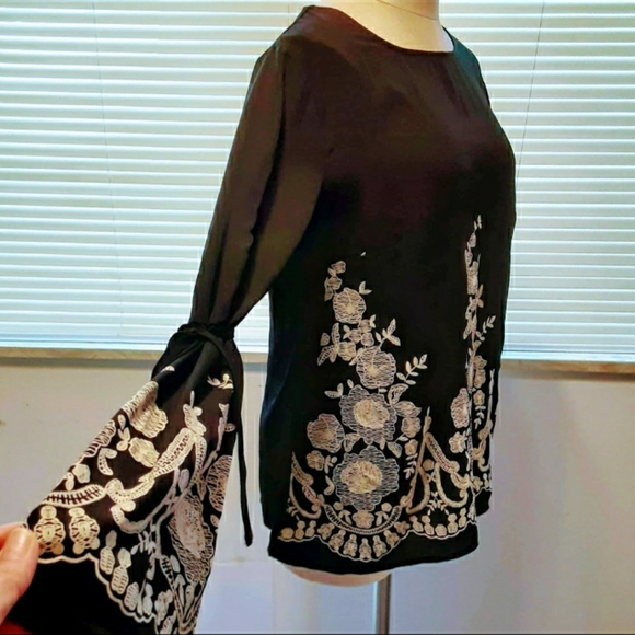 Maurice's Bell Sleeve Floral Detail Border Blouse - Picture 5 of 10